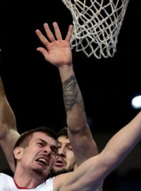 Utkání 6. kola skupiny A Evropského poháru basketbalistů: ČEZ Basketball Nymburk - Ostende, 20. listopadu v Praze. Zleva Rašid Mahalbašić z Nymburku (vpředu) a Andrija Stipanovic z Ostende.