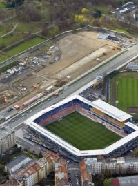 Stavba tunelu Blanka na Letné, v popředí je stadion fotbalového klubu Sparta Praha