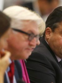 Předseda SPD Sigmar Gabriel (vpravo)