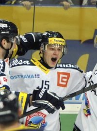 Utkání 33. kola hokejové extraligy HC Vítkovice Steel - Piráti Chomutov 26. listopadu v Ostravě. Hráči Vítkovic se radují z druhého gólu. Zleva obránce Richard Stehlík a útočníci Erik Němec a Peter Húževka.