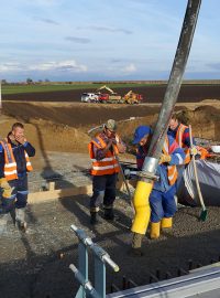 Betonování nadjezdu při práci na bchvatu Chrudimi