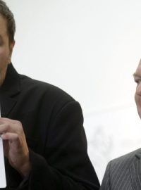 Jan Sobotka (vlevo) oznámi, že nepřijme mandát poslance.Vpravo je předseda poslaneckého klubu ANO Jaroslav Faltýnek