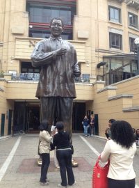 Socha Nelsona Mandely v jihoafrickém Johannesburgu