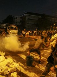 Nepokoje v Bangkoku pokračují. Demonstranti se snaží rozbít zátarasy