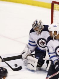 Tomáš Fleischmann (vlevo) překonává Ondřeje Pavelce v brance Winnipegu