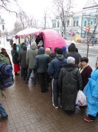 Kyjev dnes: mobilní kavárny, kanceláře, kde se vaří jídlo pro demonstranty, a další protesty