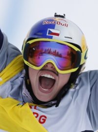 Snowboardcrossařka Eva Samková se raduje z vítězství v závodě Světového poháru v rakouském Montafonu