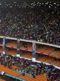 Národní fotbalový stadion v jihoafrickém Sowetu se zaplňuje lidmi, kteří se chtějí rozloučit s Nelsonem Mandelou