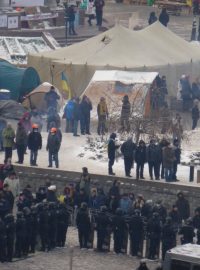 V Kyjevě se dál protestuje, policie v noci razantně zasáhla, dopoledne se pak stáhla