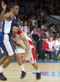 Utkání 9. kola skupiny A Evropského poháru basketbalistů ČEZ Basketball Nymburk - FoxTown Cantú, 11. prosince v Praze. Michael Jenkins (vlevo) z Cantú a Chester Tre Simmons z Nymburka.