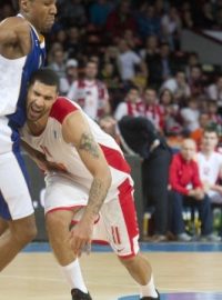 Utkání 9. kola skupiny A Evropského poháru basketbalistů ČEZ Basketball Nymburk - FoxTown Cantú, 11. prosince v Praze. Michael Jenkins (vlevo) z Cantú a Chester Tre Simmons z Nymburka.