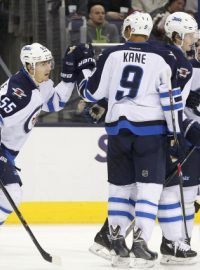 Hokejisté Winnipegu se radují z první branky utkání v Columbusu