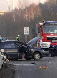 Při pronásledování ujíždějícího auta policií zemřela spolujezdkyně z pronásledovaného vozu, jeho řidič je zraněný