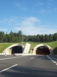 Severní portály tunelu Panenská na dálnici D8