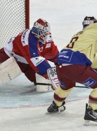 Gólman CSKA Rastislav Stana likviduje nájezd Inti Pestoniho