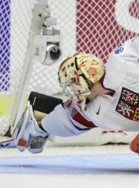 Brankář českého týmu Jakub Langhammer likviduje jeden z mnoha finských pokusů