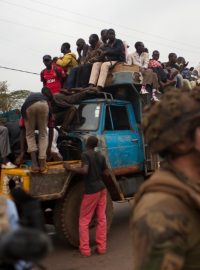 Francouzští vojáci chrání náklaďák s muslimskými uprchlíky před nepřátelskými křesťany a ozbrojenci anti-balaky. Gobongo v sousedství města Bangui ve Středoafrické republice, 27. prosince 2013.