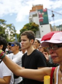 Na demonstraci proti násilí v Caracasu se objevila fotografie Spearové a jejího bývalého manžela