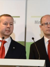Premiér Bohuslav Sobotka (vpravo) a ministr životního prostředí Richard Brabec