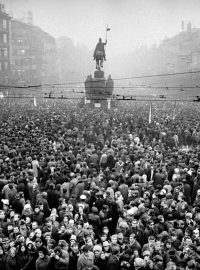 20. ledna po 15 hodině se na Václavském náměstí začal shromažďovat smuteční průvod, který se stal mohutnou manifestací smutku a solidarity s odkazem Jana Palacha