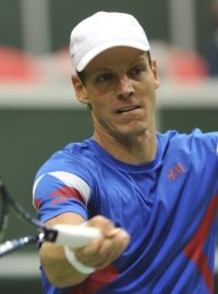 Tomáš Berdych si poradil s Igorem Sijslingem a srovnal skóre daviscupového utkání