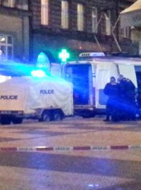 Na I. P. Pavlova zasahují pyrotechnici, do metra jedině okolními ulicemi. Tramvaje směr Karlovo náměstí stojí