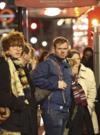 Londýnské metro nejezdí. Lidé čekají na autobus. Povrchová doprava nabírala až 90minutové zpoždění