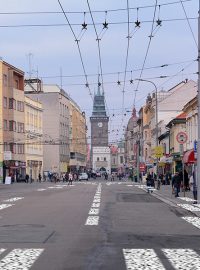 Návrh pomníku Jana Kašpara podle Davida Macháčka - &quot;ranvej&quot; na třídě Míru. Pruhy by měly být podle návrhu vydlážděné, ne namalované barvou.