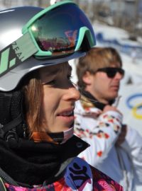 Snowboardistka Šárka Pančochová, v pozadí její trenér Martin Černík