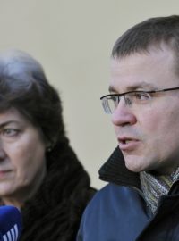 Místopředsedkyně ČSSD Alena Gajdůšková a generální sekretář biskupské konference Tomáš Holub hovoří s novináři  po jednání o revizi církevních restitucí
