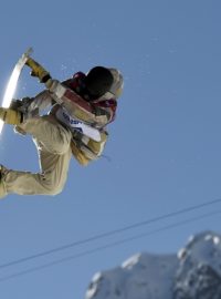 Sage Kotsenburg během skoku při finále disciplíny slopestyle