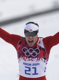 Švýcar Dario Cologna se raduje v cíli skiatlonu ze zlaté olympijské medaile