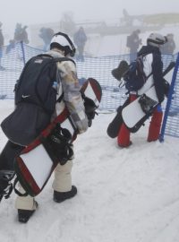 Olympijský závod snowboardcrossařů byl přeložen na úterní ráno