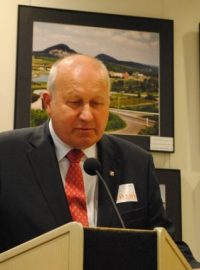 Hejtman Ústeckého kraje Oldřich Bubeníček (KSČM) na otevření výstavy o rekultivacích v Ústeckém kraji v září 2013 v Bruselu