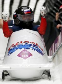 Pilot ruského dvojbobu Alexandr Zubkov se raduje z vítězství na olympijských hrách