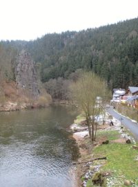 Pohled po proudu řeky Ohře směrem na Karlovy Vary