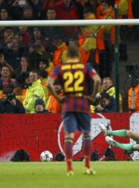 Lionel Messi právě skoŕuje z penalty a posílá Barcelonu v Manchesteru do vedení