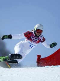 Ester Ledecká bojuje ve čtvrtfinále paralelního obřího slalomu snowboardistek