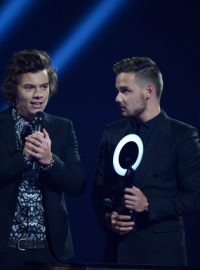 Skupina One Direction (zleva Louis Tomlinson, Zayn Malik, Harry Styles, Liam Payne a Niall Horan) přebírá cenu Brit Awards 2014