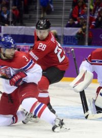 Radko Gudas v obranném zákroku před Ondřeje Pavelcem