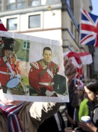 Lidé se dnes sešli před soudem v Londýně, který rozhodl o trestech pro brutální vrahy vojáka Lee Rigbyho (jeho podobizna na obrázku v rukou demonstranta)