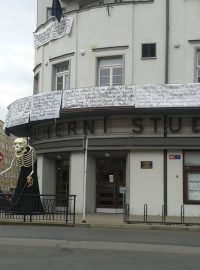 Smrtku před Činoherní studio v Ústí nad Labem dali divadelníci poté, co ztroskotala jednání s radním Pavlem Dlouhým (ČSSD)