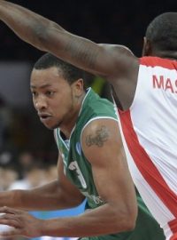 Thomas Massamba z Nymburka (vpravo) a Andrew Goudelock z Kazaně