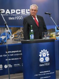 Debaty v Papcelu Litovel se kromě prezidenta Zemana (uprostřed) zúčastnili také generální ředitel David Dostál (vlevo) a hejtman Olomouckého kraje Jiří Rozbořil