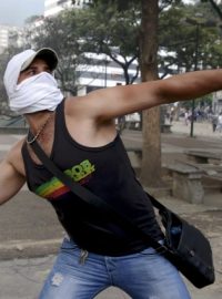 Demonstranti požadující rezignaci socialistického prezidenta Nicoláse Madura již několik týdnů pořádají protestní shromáždění