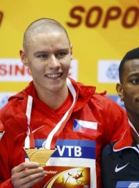 Stupně vítězů běhu na 400m na halovém mistrovství světa v Sopotech - zleva Bahaman Brown, Pavel Maslák a Američan Clemont