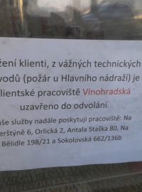 Pobočka VZP na Vinohradské třídě je kvůli hustému dýmu uzavřená