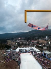 Fanoušků se v Harrachově sešlo hodně, stejně tak ale nechyběl ani vítr