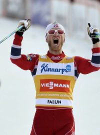 Norský běžec na lyžích Martin Johnsrud Sundby vyhrál i poslední stíhací závod sezony ve švédském Falunu