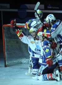 Pardubická radost, (zleva) Marek Ďaloga, brankář Július Hudáček, Radoslav Tybor a Jan Kolář